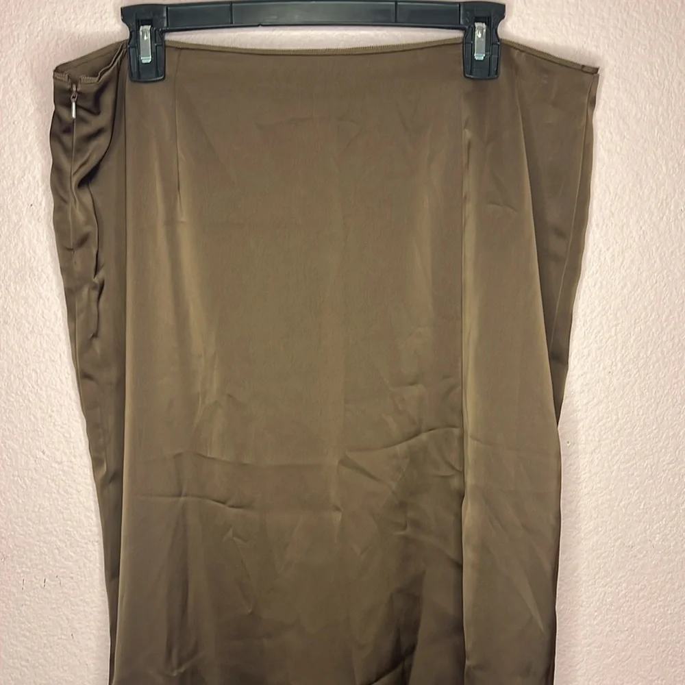 16Arlington Olwyn Back-Slit Satin Maxi Skirt. Size 14